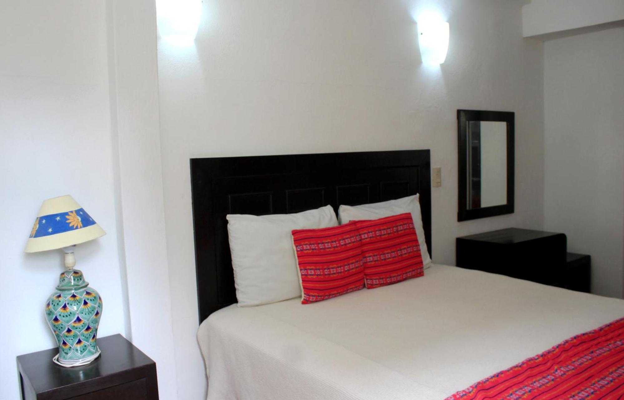 La Iguana Vallarta Lgbt Adults Only - Romantic Zone - Party Clubbing Street Puerto Vallarta Oda fotoğraf